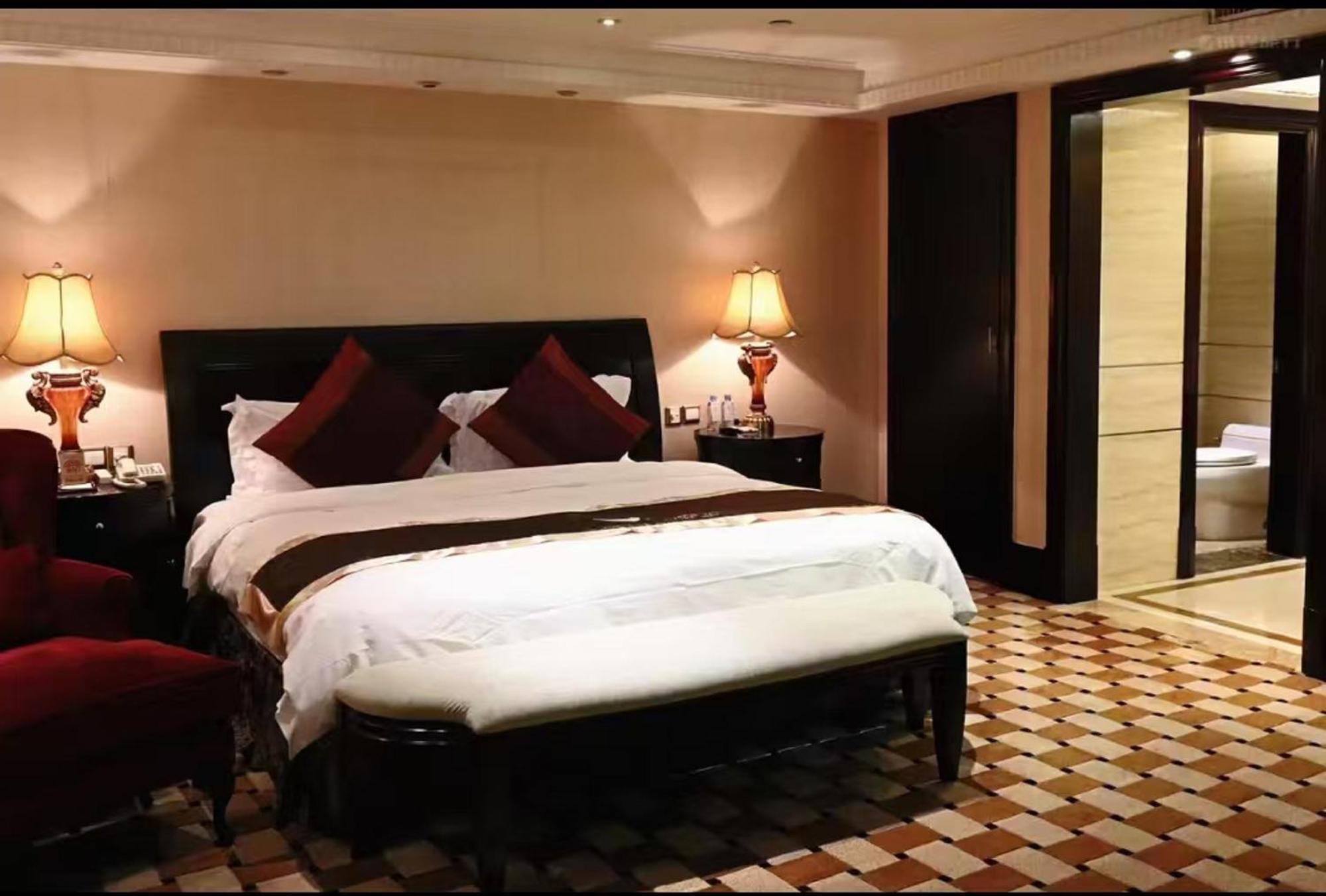 Royal Mediterranean Hotel Гуанчжоу Экстерьер фото